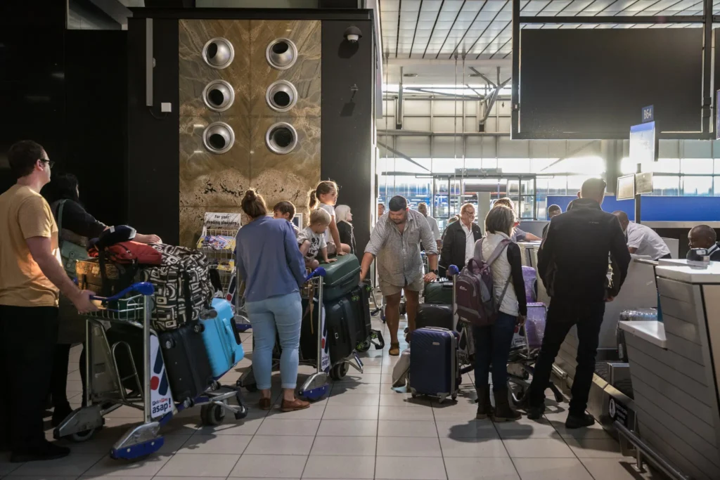 Controversia global: EE. UU. acoge a primeros refugiados Sudafricanos en medio de críticas internacionales 4 11int safrica afrikaner HFO wlqj superJumbo