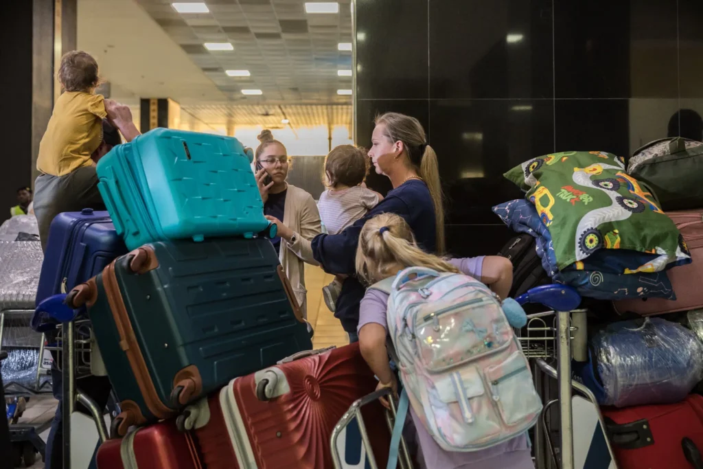 Controversia global: EE. UU. acoge a primeros refugiados Sudafricanos en medio de críticas internacionales 2 11int safrica afrikaner HFO zqwv superJumbo