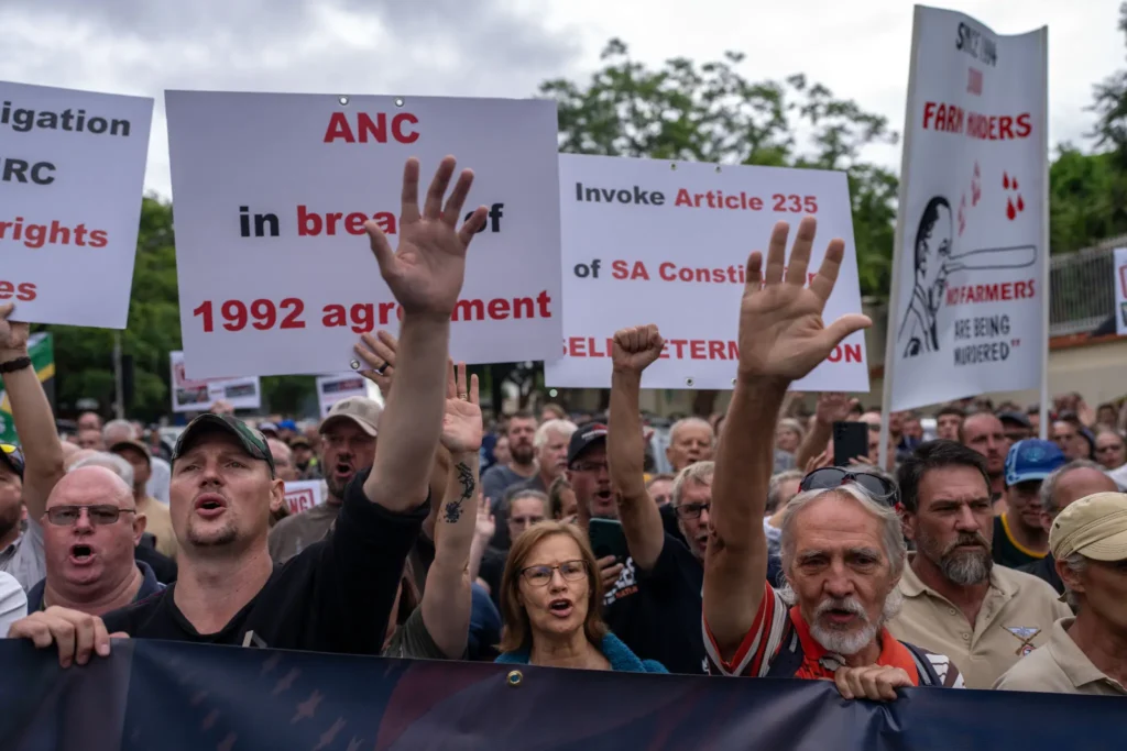 Controversia global: EE. UU. acoge a primeros refugiados Sudafricanos en medio de críticas internacionales 3 12int safrica afrikaner jcfg superJumbo
