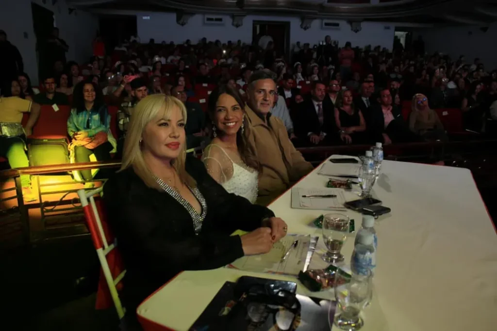 Iribarren se lleva la corona: Aura Croce es coronada Reina de los Carnavales Lara 2026 en el Teatro Juares 5 13Feb 👑 ✨ El majestuoso Teatro Juares de Barquisimeto se vistio de gala para recibir una de 2